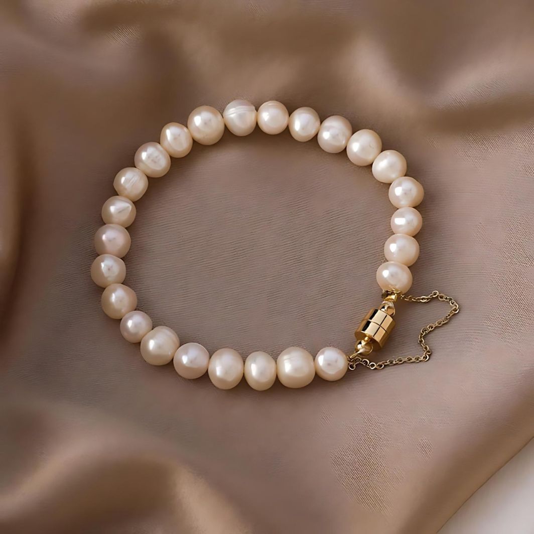 Add a touch of elegance to your look with this beautiful imitation pearl bracelet. Perfect for engagements, parties or as a sophisticated everyday piece, this bracelet is designed for women who love classic and timeless accessories. The bracelet has high quality pearls and a gold color chain which gives it a luxurious look. Make a lasting impression on any occasion with this charming and stylish bracelet. An ideal gift for girls and women who appreciate elegant and feminine jewelry.