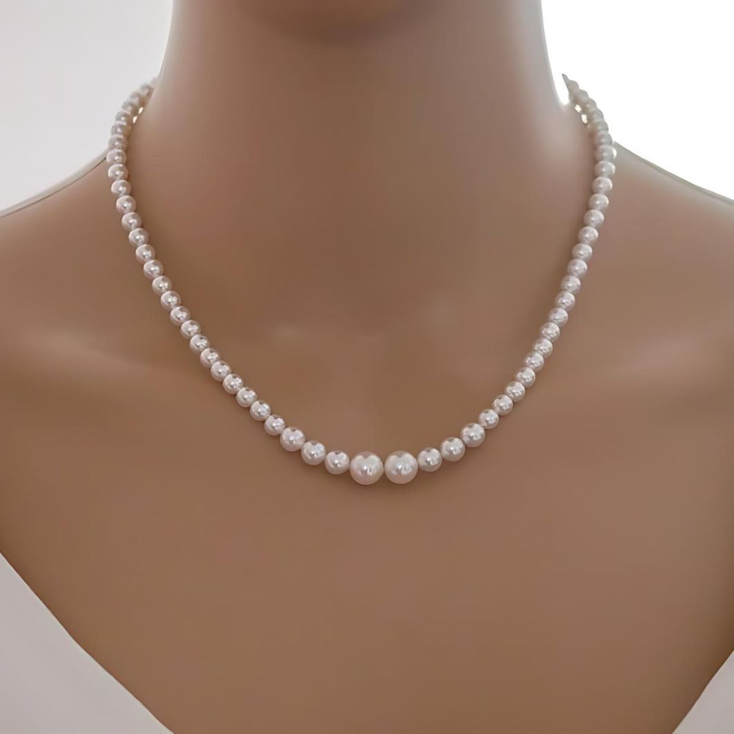 Classic pearl necklace, vintage style, Queen Elizabeth style.